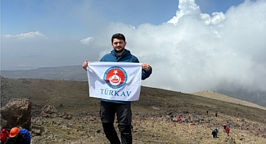 TÜRKAV Bayrağı Küçük Ağrı Dağının zirvesinde