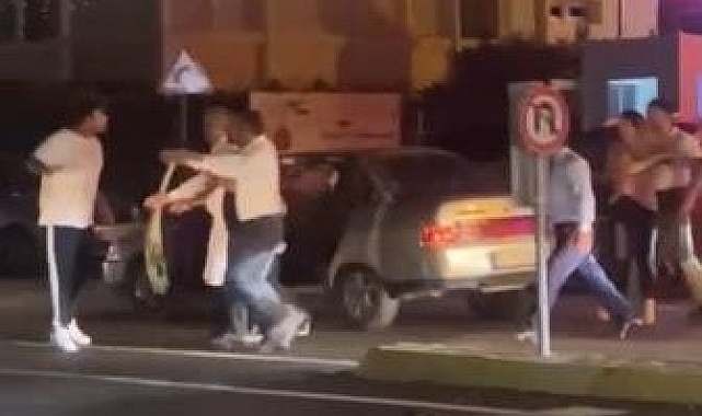 Tuzla&#039;da valeler ve araç sürücüsü arasında tekmeli sopalı kavga kamerada