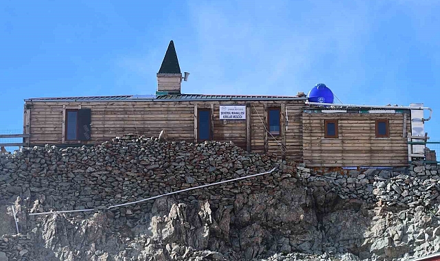 &#039;Uçurumdaki mescit&#039; ziyaretçilerini hayran bırakıyor