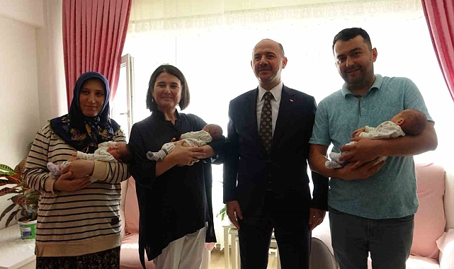 Üçüz bebek sahibi olan aileye sürpriz ziyaret