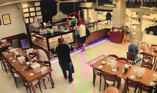 Usta yardımcısı Heimlich manevrası ile tezgahtarı böyle kurtardı