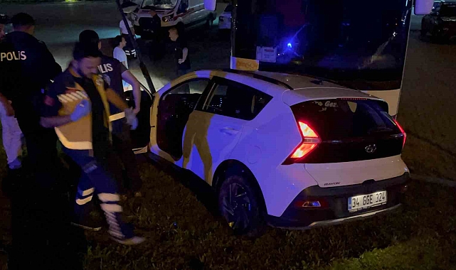 Uyuyakalan sürücü bir otelin otoparkına daldı