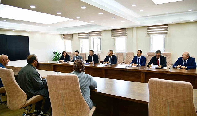 Vali Çiçek, halk gününde talepleri dinledi