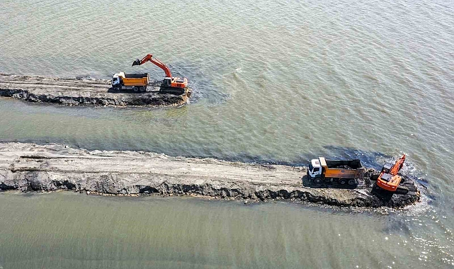 Van Gölünde 100 iş makinesiyle dip çamuru temizleme çalışmaları üçüncü etaba geçildi