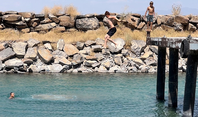 Van Gölü&#039;ne giren çocukların saç renklerinin sarıya dönmesi şaşkınlık yaratıyor