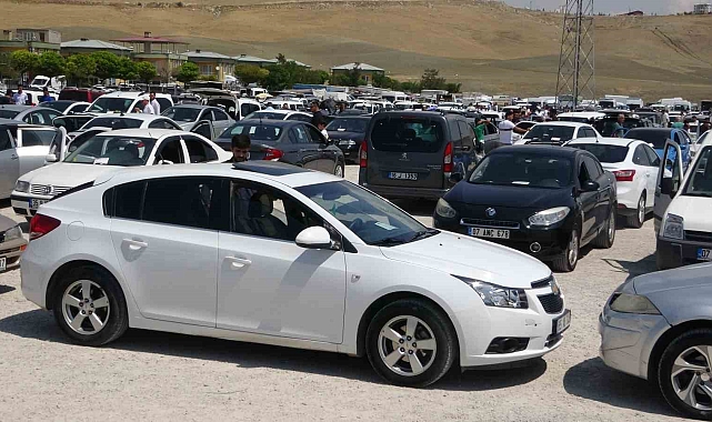 Van&#039;daki ikinci el açık oto pazarında hafta sonu yoğunluğu yaşanmasına rağmen, araç alan yok