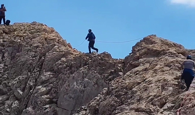 Vanlı 12 doğasever Reşko Zirvesi&#039;ne tırmandı: &quot;Van Gölü temiz kalsın kirlenmesin&quot; pankartı açtılar