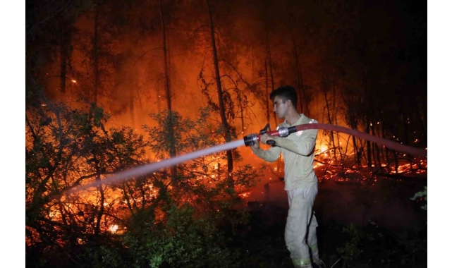 Yangına havadan gece görüşlü helikopterler müdahale ediyor