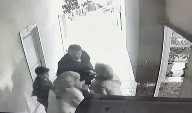 Yanlarından uzaklaşan çocuğu yakalayan baba, çocuğu havaya kaldırıp yere attı