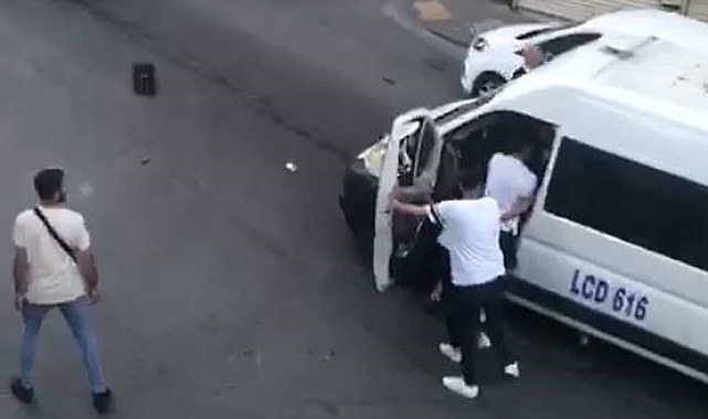 Yol verme kavgasında tekmeler ve yumruklar havada uçuştu