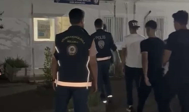 Yolcu otobüsünde 13 kaçak göçmen yakalandı. 1 kişi tutuklandı