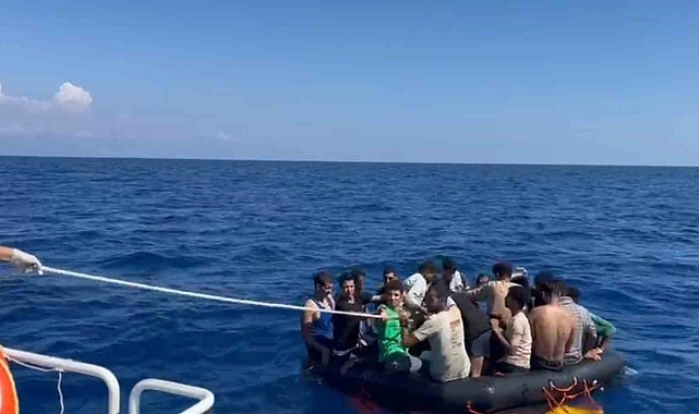 Yunanistan&#039;ın geri ittiği 25 düzensiz göçmen kurtarıldı