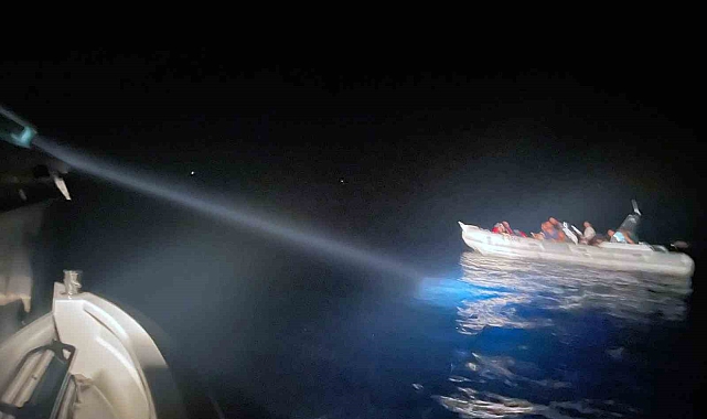 Yunanistan'ın Türk karasularına geri ittiği 10 düzensiz göçmen kurtarıldı