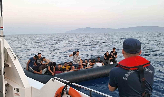 Yunanistan&#039;ın Türk karasularına geri ittiği 31 düzensiz göçmen kurtarıldı