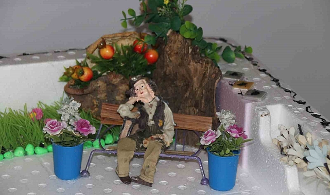 10 metrekarelik atölyesinde atık malzemelerini sanat eserine dönüştürüyor