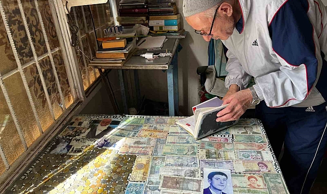 1973 yılından beri eski paraları biriktiren amca paraları camın altına koyarak hatıralarını yad ediyor