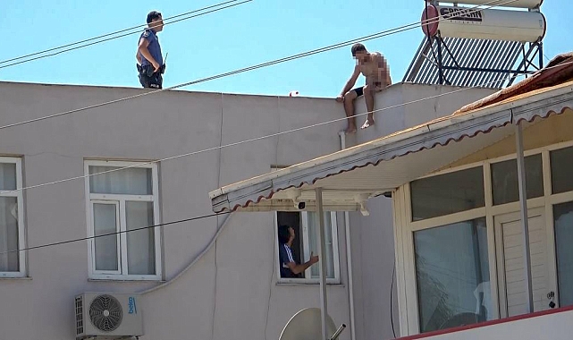 2 katlı bir binanın çatısına çıkan şahıs polise zor anlar yaşattı