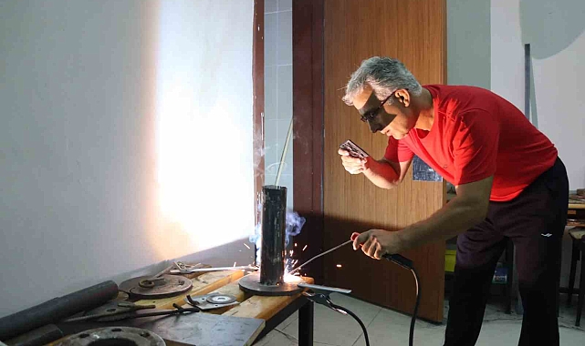 20 yıllık beden eğitimi öğretmeni hurdalıktan topladığı malzemeler ile geleceğin şampiyonlarını yetiştiriyor