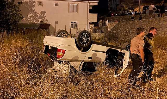 3 kişinin yaralandığı kazada otomobil sürücüsü olay yerinden kaçtı