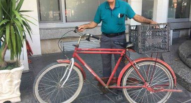 30 yıllık muhtar bisikletiyle vatandaşa derman oluyor