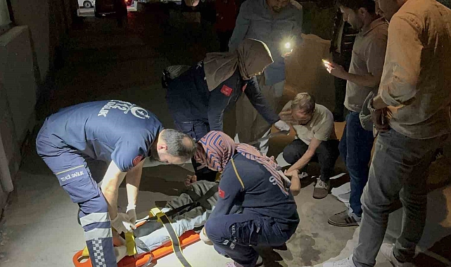 4 katlı binanın balkonundan düşen adam hastaneye kaldırıldı