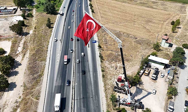 43 metre yükseğe asılan dev Türk bayrağı hayran bırakıyor