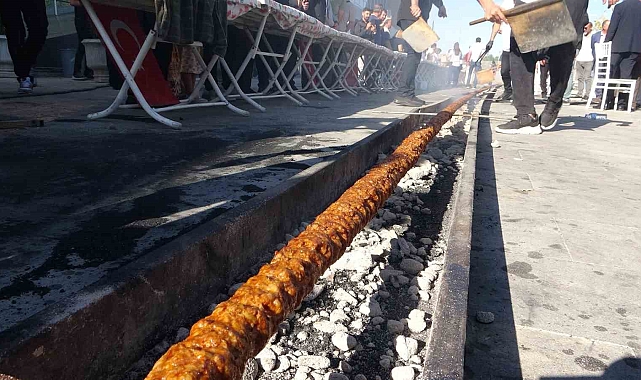 65 metrelik kebap dakikalar içerisinde tüketildi