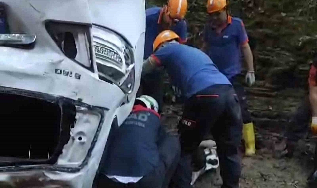 8 saat sonra uçuruma yuvarlanmış araçtan çıkıp yardım isteyen sürücünün araçtaki arkadaşı hayatını kaybetti