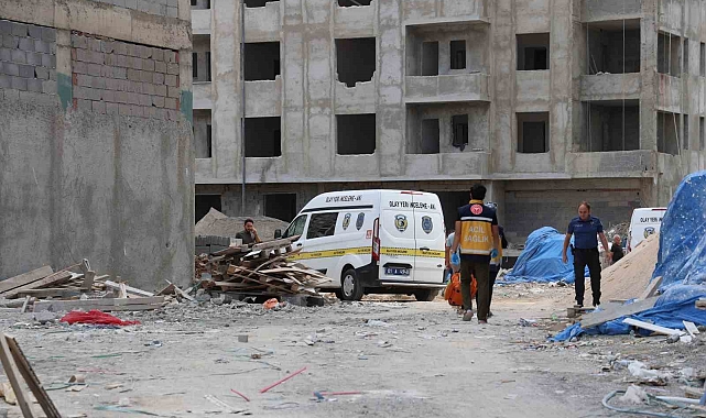 Adana&#039;da bir inşaatta kule vinç halatına bağlı demir kova işçilerin üzerine düştü