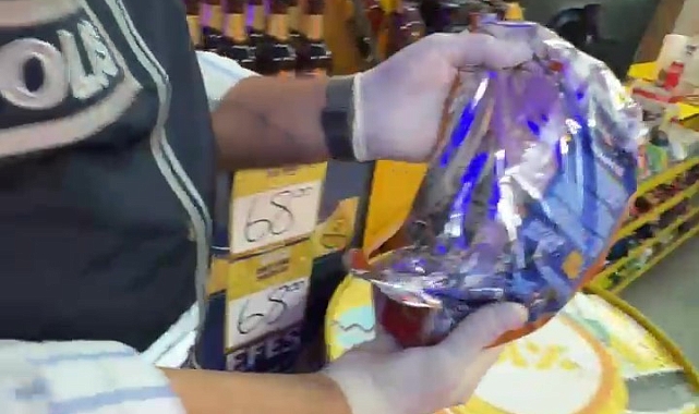 Adana&#039;da bir iş yerinde cips içinden tabanca çıktı