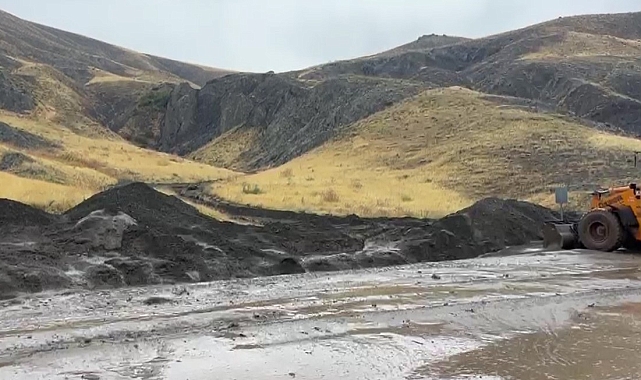 Ahlat-Adilcevaz kara yolunda heyelan