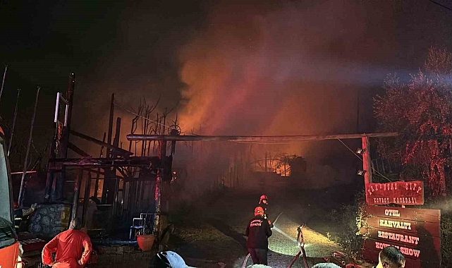 Ahşap otel ve kovboy kasabası alev alev yandı