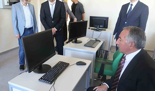 AİÇÜ Rektörü bilgisayar laboratuvarında incelemelerde bulundu