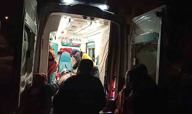 Akli dengesi yerinde olmayan bir kişi, karnına sapladığı bıçakla hastaneye kaldırıldı