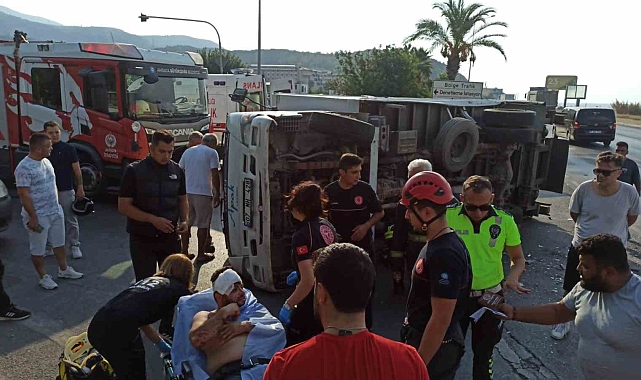 Alanya&#039;da otomobille çarpışan kamyon devrildi