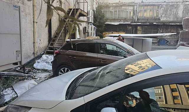 Alçıpan panelleri araçların üzerine düştü