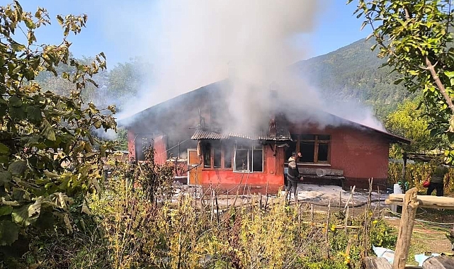 Alev alev yanan ahşap ev kullanılamaz hale geldi