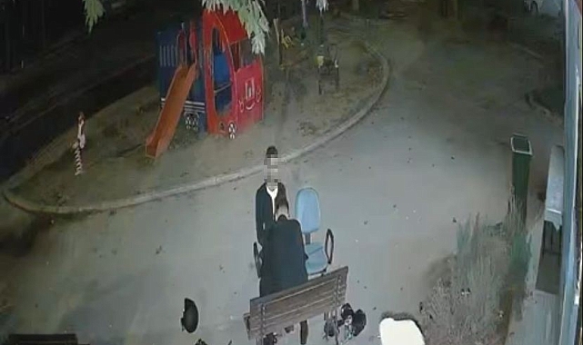Alkol alan gençler, taşla güvenlik kamerasını kırdı