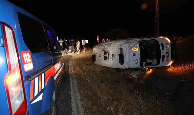 Ambulans şarampole devrildi