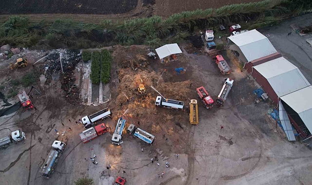 Anız yangını atık deposuna sıçrayınca mahalleler duman altında kaldı