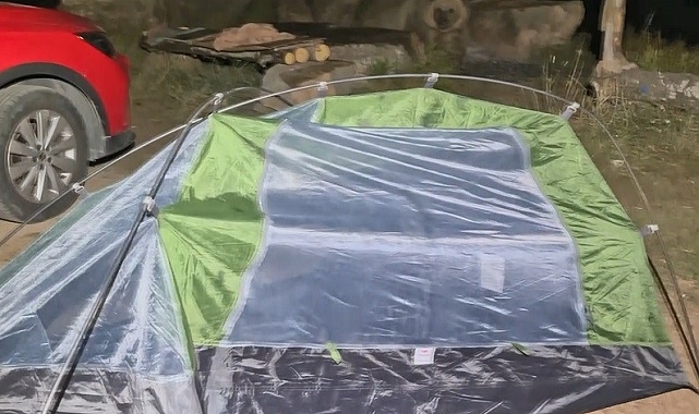 Anne ayı ve yavrular, Polonyalı turistin çadırına saldırdı