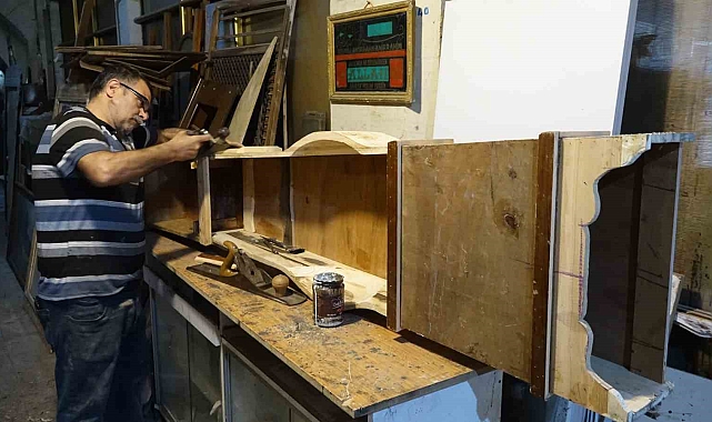 Antika eşyalara ve hatıralara hayat veriyor