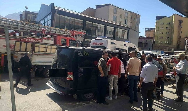 Araçta kilitli kalan kadın kurtarıldı