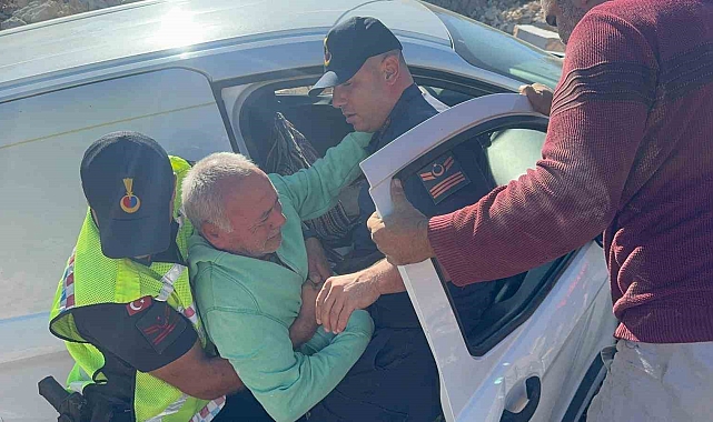 Araçta mahsur kalan engelli birey için kurtarma operasyonu