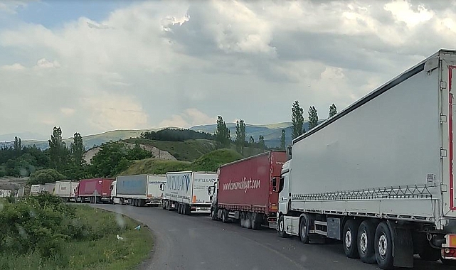 Ardahan-Posof Türkgözü Sınır Kapısı&#039;nda tır yoğunluğu devam ediyor