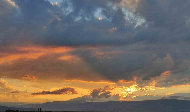 Ardahan&#039;da gökyüzü adeta kızıla boyandı