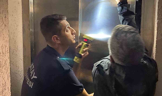 Asansörde mahsur kalan vatandaşların yardımına itfaiye yetişti