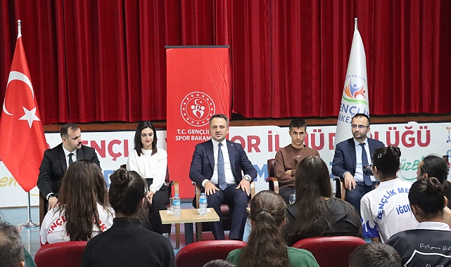 Bakan Yardımcısı Eminoğlu, Iğdır Gençlik Merkezini ziyaret etti