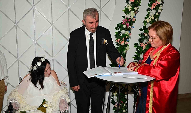 Bakım evinde kalan engelli çift, büyük bir mutlulukla hayatlarını birleştirdi