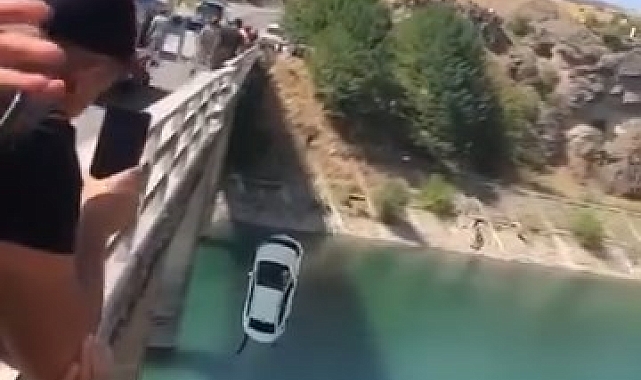 Baraj Gölüne uçan otomobil, vinç yardımı ile çıkartıldı